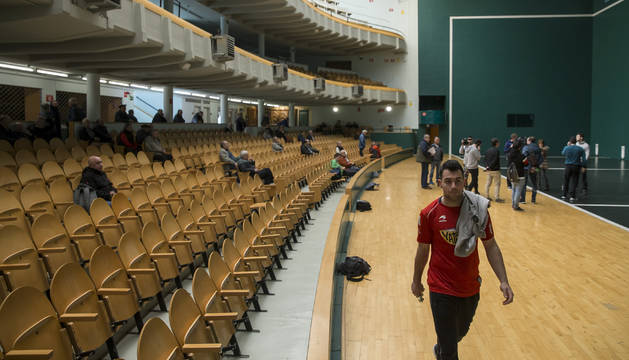 Foto de Erik Jaka, en la última elección de material celebrada en el frontón Labrit en marzo.