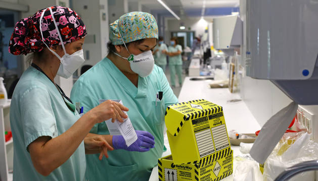 foto de Dos profesionales del CHN ultiman el proceso para enviar un test para su análisis.