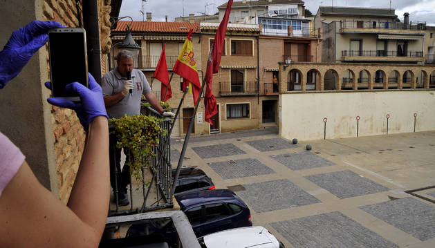 Foto de un momento en el que el alcalde, Carlos Suescun, lanza el chupinazo en honor al Santo Cristo.