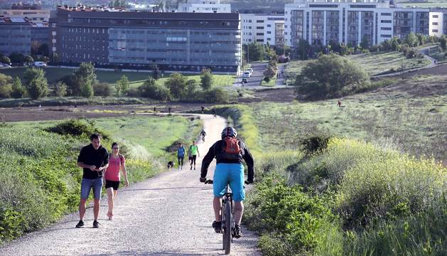 Fotos: Los navarros salen a la calle a pasear y hacer deporte