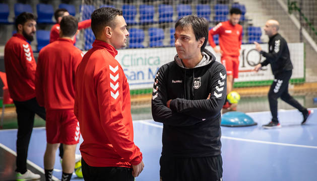 El entrenador de Osasuna Magna, Imanol Arregui, habla con Diego Mancuso antes de un entrenamiento.