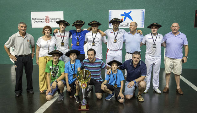 El equipo de Santesteban posa en el Labrit después de imponerse en la última edición a Pamplona.