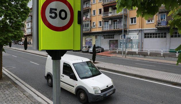 El radar que controla el tráfico en uno de los accesos al barrio de Erripagaña es uno de los últimos incorporados a la ciudad.