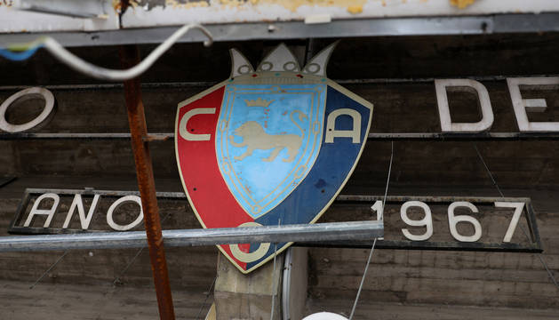 Este escudo original que presidía la fachada de El Sadar salió a la luz en las obras.