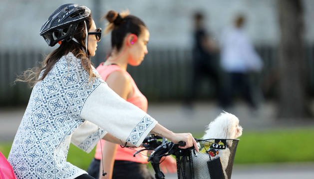 Dos jóvenes hacen deporte, andando y en bicicleta, durante las salidas permitidas en la fase 0 de desescalada.