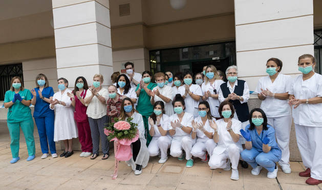 La plantilla de la residencia que el jueves concluyó con su encierro voluntario, durante el homenaje que se celebró el jueves.