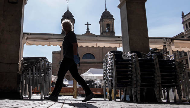 Terrazas recogidas en la plaza de los Fueros de Estella, ayer día de un nuevo mercado del jueves.