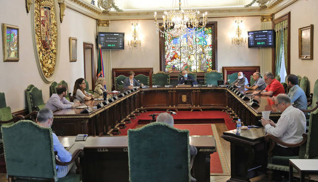 Imagen del pleno de ayer, que se celebró con 11 de los 27 ediles por la crisis de coronavirus.