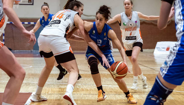 La capitana del Osés Construcción, Itziar Arregui, entra a canasta en el último partido que el equipo disputó en Zizur.