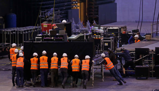 Un grupo de técnicos, trabajando en el montaje del escenario para el concierto que el cantante Mark Knopfler ofreció hace un año en el Navarra Arena.