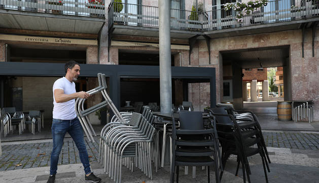 Daniel Errea, de la cervecería La Quinta, apila las sillas de su terraza en la plaza de Yamaguchi.