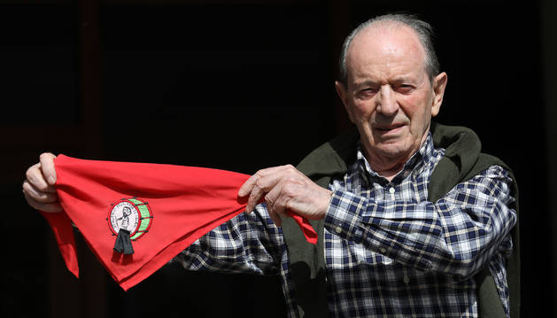 José Javier Echarte muestra el pañuelo con lazo negro con el escudo del 25º aniversario del Struendo. El año exacto de su inicio varía según la fuente.