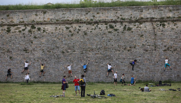 Un grupo de escaladores practica el búlder o escalada horizontal en el 'Muro Largo' -un tramo de 120 metros de la muralla- de la Ciudadela de Pamplona.