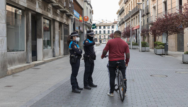 Dos agentes locales controlan a un ciclista en la calle Gaztambide-Carrera de Tudela.