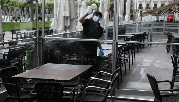 Imágenes de algunas de las terrazas del centro de Pamplona, que ultiman sus preparativos antes de su reapertura.