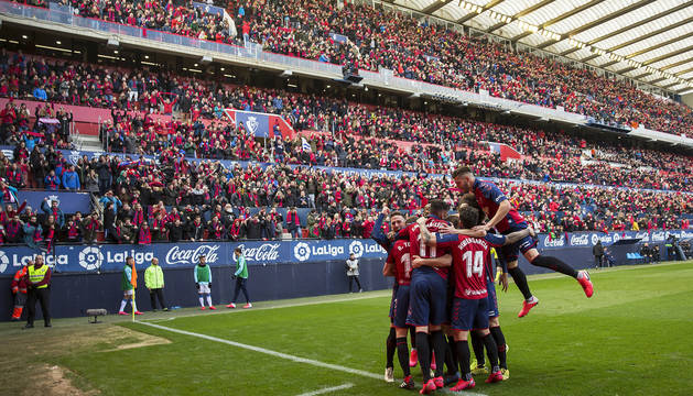 Los jugadores de Osasuna celebran el gol de Roberto Torres ante el Espanyol en el último partido con público disputado en El Sadar.