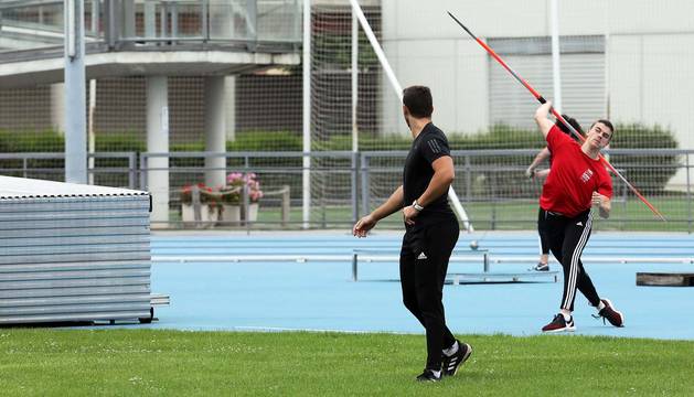 Manu Quijera, plusmarquista nacional de jabalina, lanza observado por su hermano Nico. Ambos viven juntos y este lunes 11 de mayo compartieron entrenamiento.