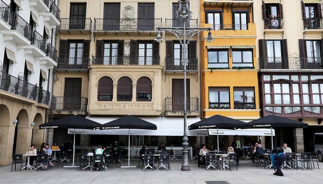 Varios clientes guardan la distancia de seguridad en una terraza de un establecimiento en la Plaza del Castillo.