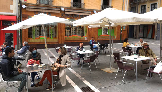 Varias personas en una terraza de la plaza del Ayuntamiento de Pamplona este lunes.