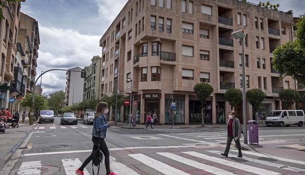 Cruce de la calle San Andrés con el paseo de la Inmaculada de Estella, un entorno en el que se ganará espacio peatonal.