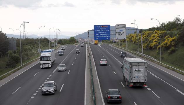 12 DE MAYO. Tráfico fluido este martes por la tarde en la A-15, a la altura de Noáin.
