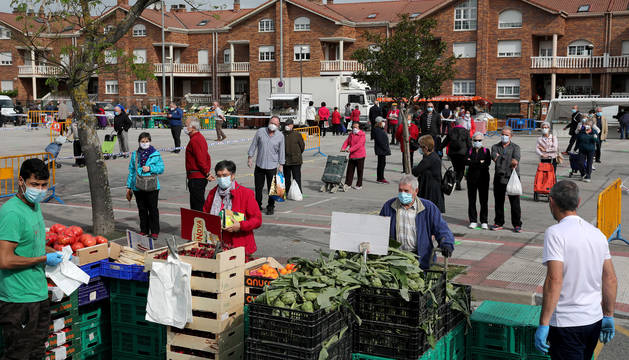 Panorámica de la plaza del mercadillo de Barañáin desde uno de los seis puestos de verdura. Con zonas de espera en cada uno de los puntos de venta.