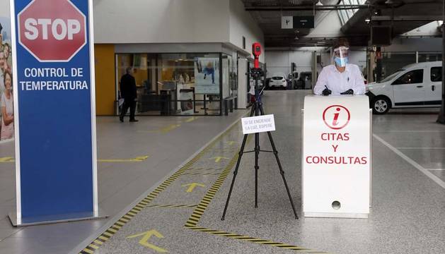 Recepcionista del taller de Renault Unsáin junto a una cámara térmica y el itinerario marcado con la distancia mínima.