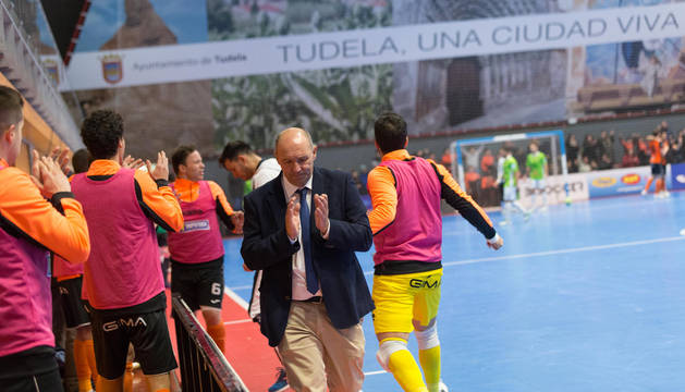 foto de José Lucas Mena 'Pato' aplaude durante un partido de su equipo en el polideportivo Ciudad de Tudela.