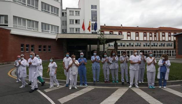 Sanitarios, en las puertas del CHN, homenajean a los médicos fallecidos por coronavirus.