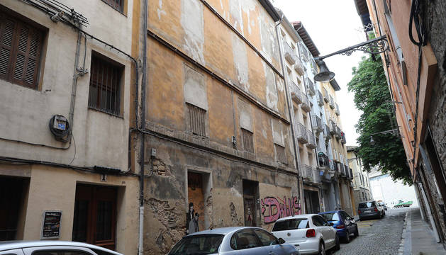 foto de La fachada del edificio de la calle Dos de Mayo, con todos los huecos tapiados desde hace tiempo.