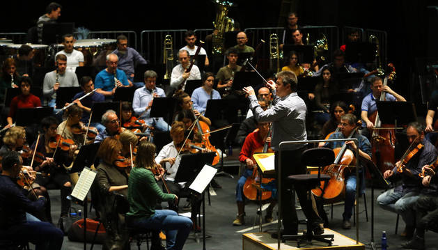 Una encuesta a los músicos enfrenta al director y la gerente de la OSN