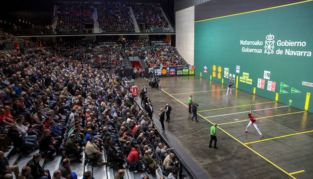 foto de Joseba Ezkurdia y Jokin Altuna, en la última final del Cuatro y Medio que se jugó en el Navarra Arena.