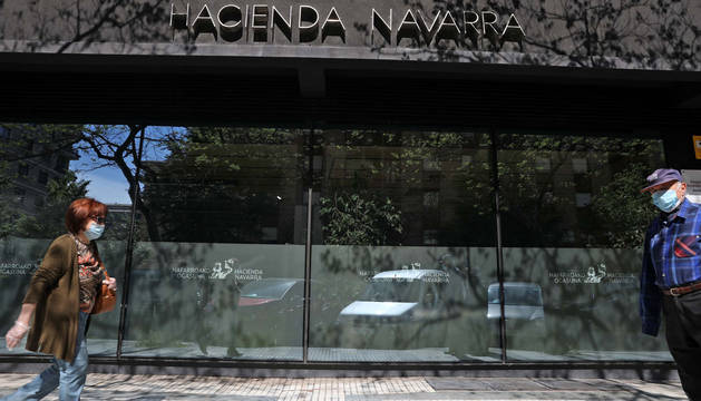 Oficina de la Hacienda Foral en la calle Esquíroz de Pamplona, cerrada al público por la crisis del coronavirus.