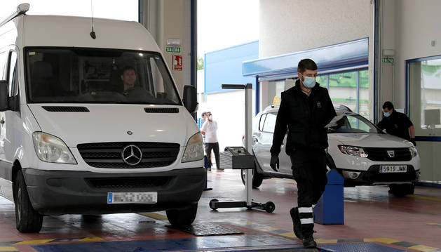 Foto de un mecánico realiza la inspección técnica de un vehículo en la estación de ITV de Cordovilla.