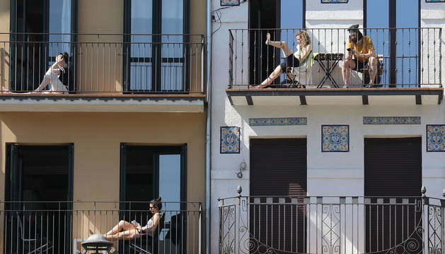 Foto de vecinos en balcones de la Plaza del Castillo durante el confinamiento.