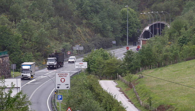 Foto de dos camiones y una furgoneta dejando atrás el túnel de Belate en la N-121-A, una de las carreteras en las que el Gobierno propone peajes para el tráfico pesado.