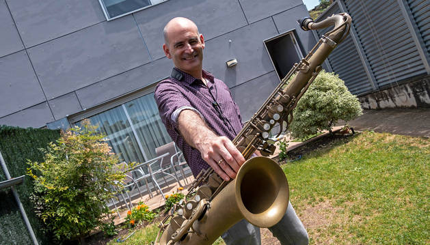 Foto de Fernando Sánchez, el saxofonista que estrenó el nuevo programa cultural online de Estella.
