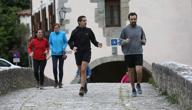 Corredores y paseantes coinciden en el puente de la Trinidad de Arre, en el límite con Villava.