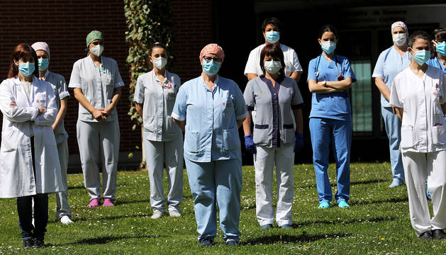 Sanitarios durante unos minutos de silencio, a principios de mayo, en el Complejo Hospitalario de Navarra.