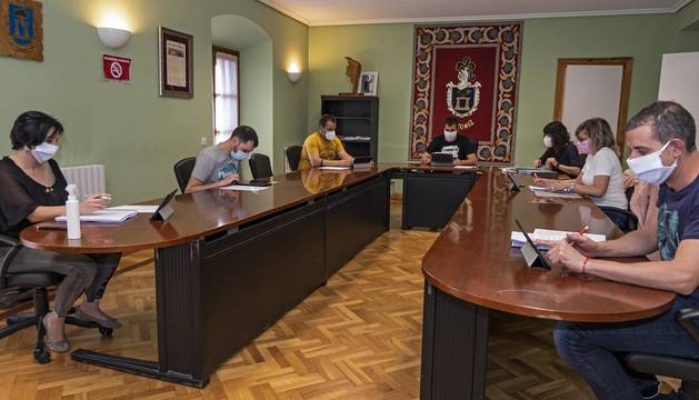 Los concejales de Arróniz guardan la distancia de seguridad durante el pleno urgente del jueves.
