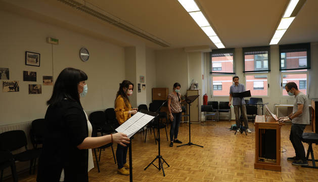 La Coral de Cámara de Pamplona, en el primer ensayo presencial tras el confinamiento en el que participaron cuatro cantantes y el director David Gálvez Pintado.