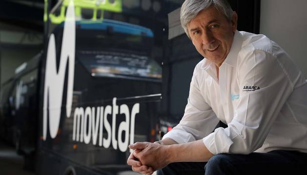Eusebio Unzué, en uno de los vehículos del Movistar Team, la semana pasada en la sede del equipo en Egüés.