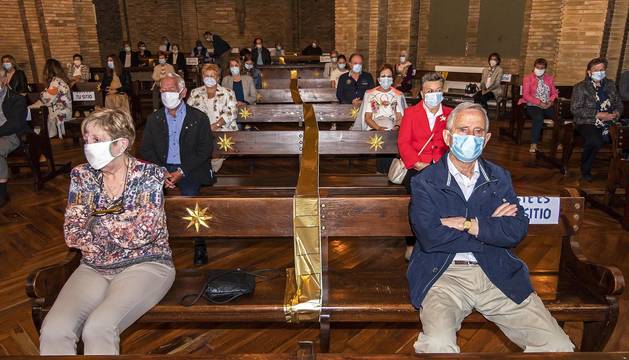 Interior de la basílica del Puy durante la misa el mediodía, con los feligreses separados y con las mascarillas.