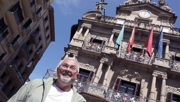 Foto de Patxi Rodríguez Armenta, frente a la fachada de la casa consistorial, donde el txistu adquiere un protagonismo clave en San Fermín.