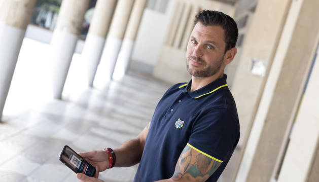 Foto del director comercial de QR4services, Samuel Pozos López, muestra la App descargada en su móvil.