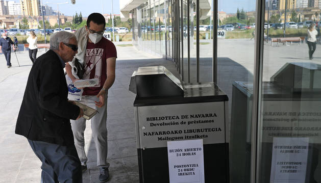 Foto del buzón habilitado para las devoluciones las 24 horas y colocado en el exterior de un lateral del edificio.