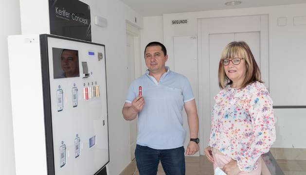 Nurcan Nasuf Kerim y su mujer Mª Antonia Fernández Ródenas, junto al dispensador de gel.