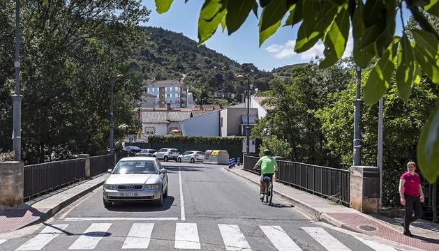 Puente de San Juan sobre el Ega en Estella para el que se plantea un único sentido de circulación, carril bici y acera más ancha.