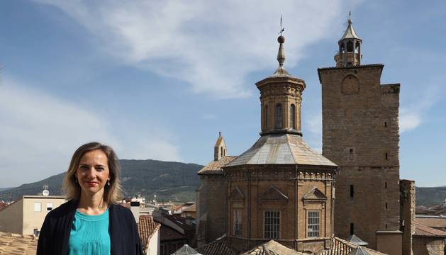 Leire Alemán, en la suite de la última planta del hotel Maisonnave, con espectaculares vistas a la torre de San Cernin.