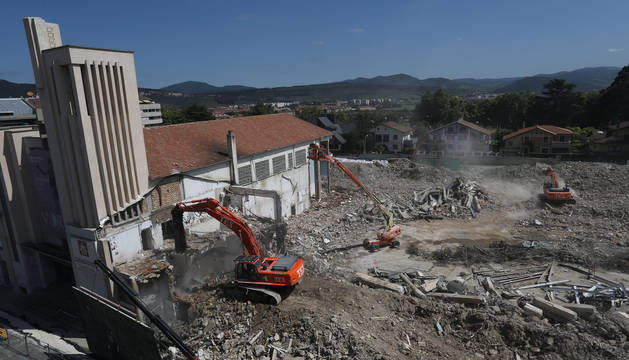 foto de La pala excavadora arremete contra la torre principal del antiguo colegio situado en el Ensanche.